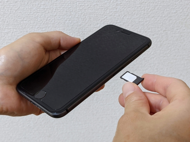 スマートフォンからSIMカードを抜く作業