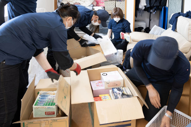 買取品と一般廃棄物を仕分けする大量処分の現場