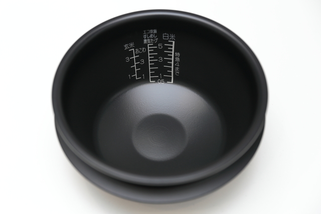 炊飯器の内釜の傷を査定でチェックする様子