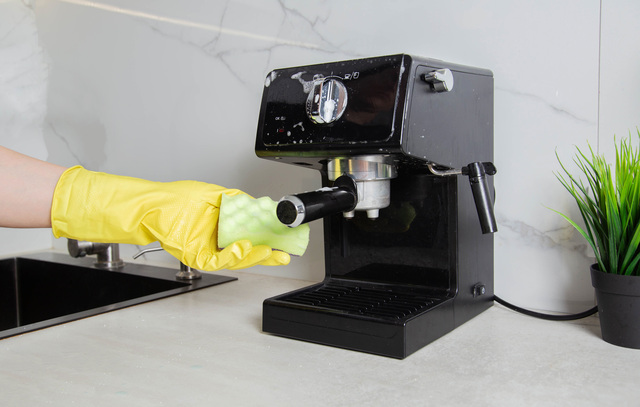 売る前の準備としてコーヒーメーカーを清掃するシーン