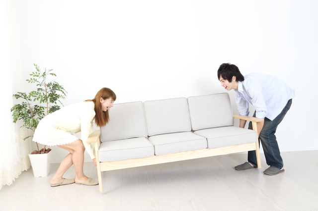 ソファーを運ぶ