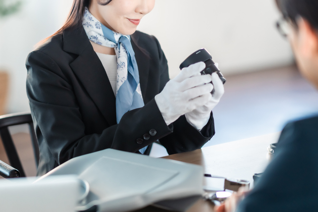 カメラ一式を査定する現金買取の様子