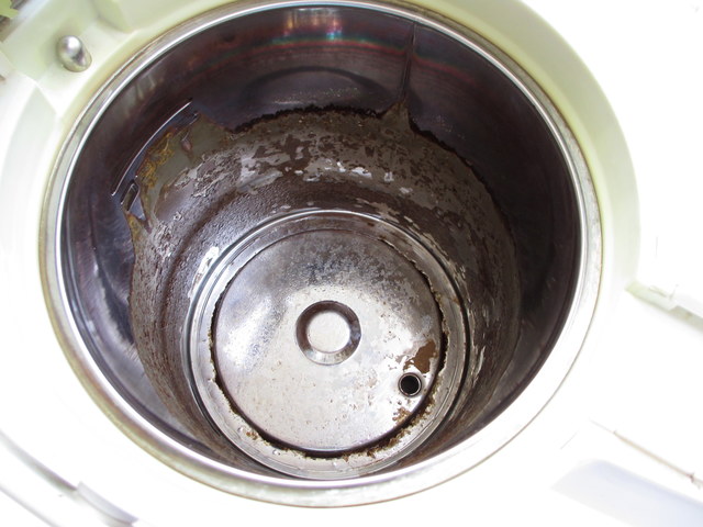 電気ポット内部のカルキ汚れと洗浄後の比較