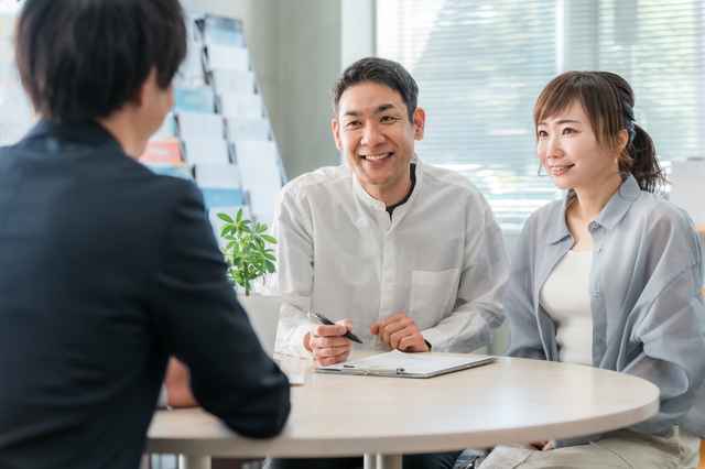 査定士がお客様に査定額の根拠を説明している現場の様子