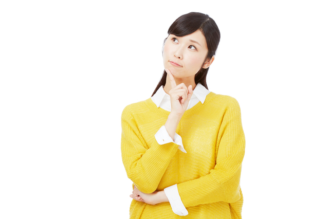 考える女性
