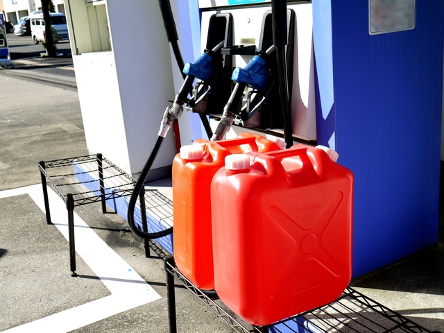 ガソリンスタンドでポリタンクの灯油を引き取ってもらう様子