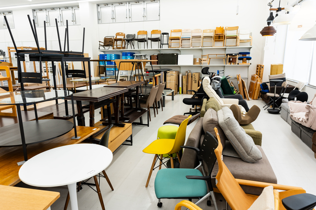 無料回収された品物がリユース・資源に振り分けられる様子