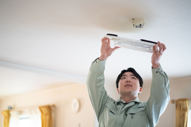 ウレルヤの出張買取で照明器具を査定するシーン