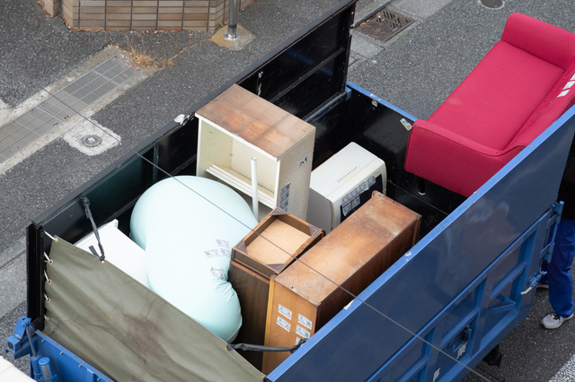 まとめて出張買取で運び出される家具と姿見