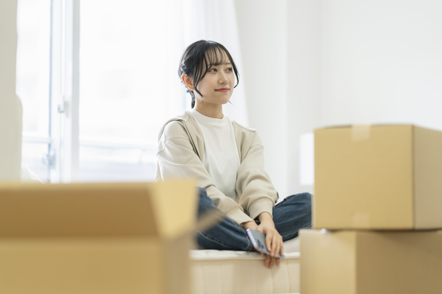 小物を箱にまとめ、搬出経路を空けて出張買取に備えた室内の様子