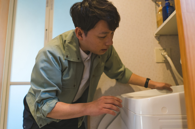 容量・年式・メーカーをチェックする様子
