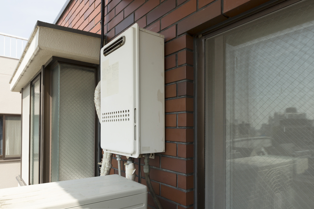 住宅外壁に設置されたガス給湯器