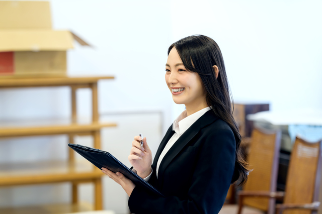 ウレルヤの女性スタッフが出張買取で査定するシーン