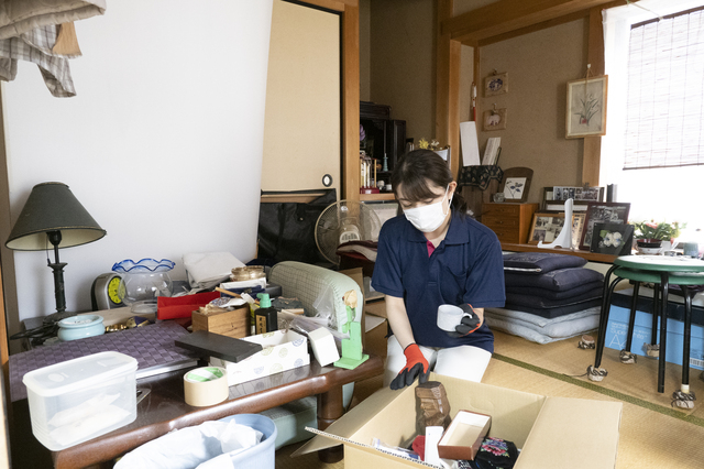 遺品整理で現金や通帳を返却ボックスにまとめるウレルヤの作業