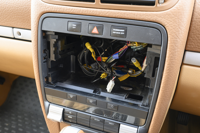 ダッシュボードのパネルを外してインダッシュ型ナビを取り外す作業