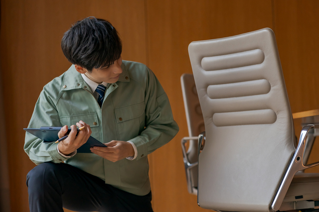 オフィスチェアの査定ポイントを確認する様子