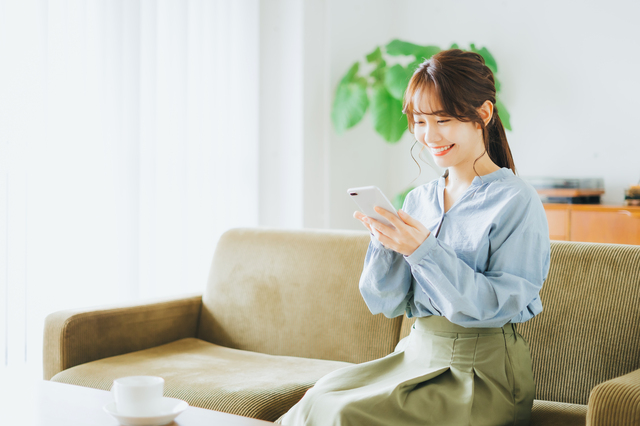 LINEで不用品の写真を送って査定を申し込むシーン