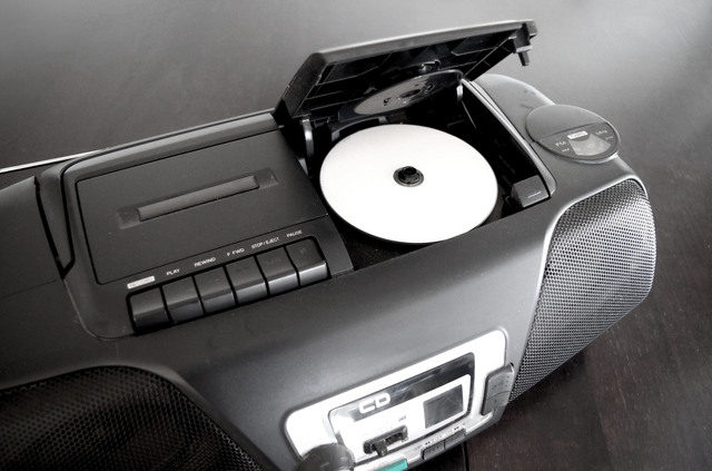 古いCDプレーヤーを査定するウレルヤのスタッフ