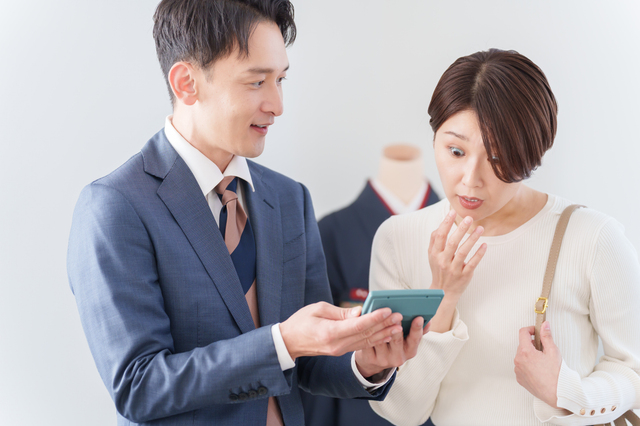 査定結果を確認して驚く客のイメージ