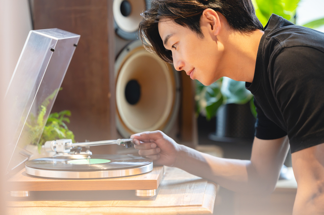 売却前にレコードプレーヤーの動作確認をするシーン