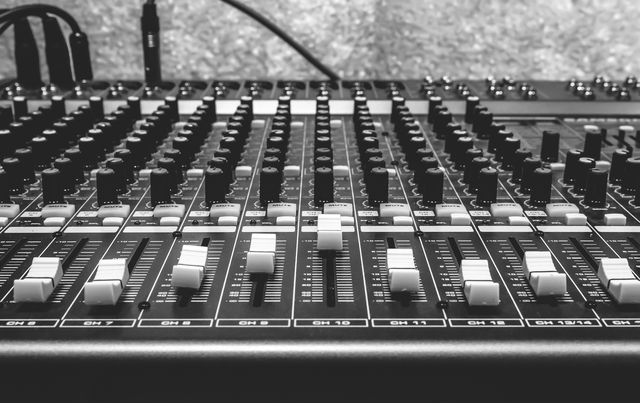 新型の発売で中古相場が動くDJ機材