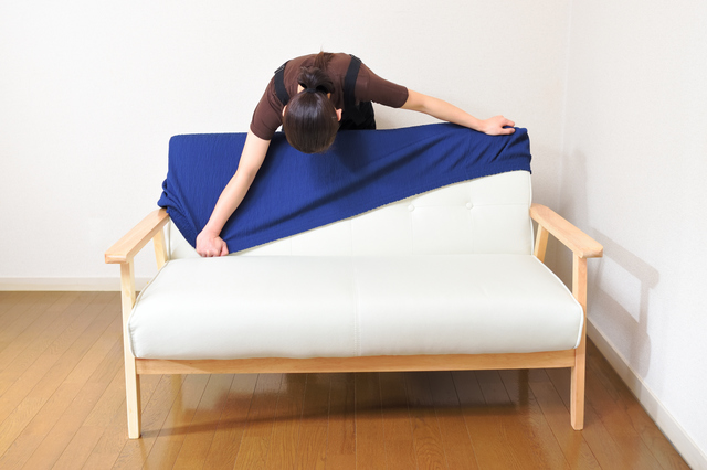 アルフレックスのソファのカバーを外して本体状態を査定する様子