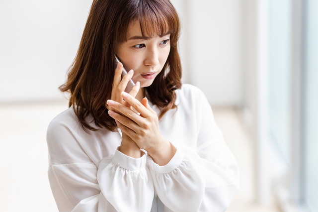ピアノ無料引取の条件を業者に確認する様子