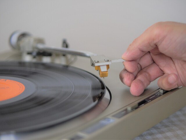 ジャンク品のレコードプレーヤーを査定するシーン