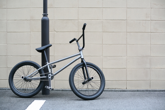 ウレルヤの出張買取でBMXの状態を確認する査定士