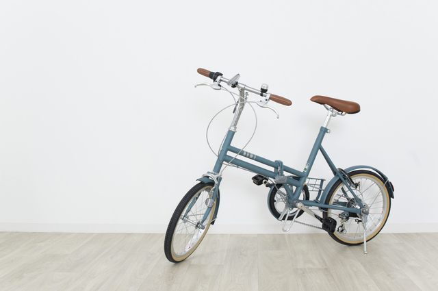 ウレルヤの出張買取でミニベロ・折りたたみ自転車を査定するシーン