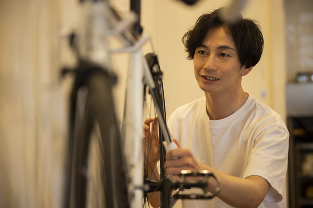 マウンテンバイクのフレームの打痕を確認するウレルヤの査定員