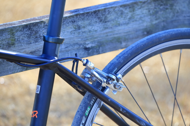BMXフレームの溶接部にクラックがないかを点検する場面